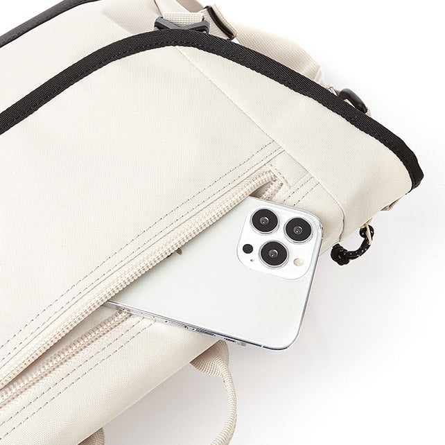 CLYNEE MESSENGER BAG